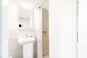 Douche, séchoir à cheveux, serviettes fournies, savon