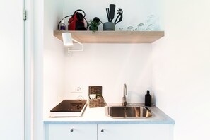 Réfrigérateur, plaque de cuisson, cafetière/bouilloire, grille-pain
