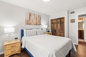 2 makuuhuonetta, työpöytä, silitysrauta/-lauta, ilmainen Wi-Fi