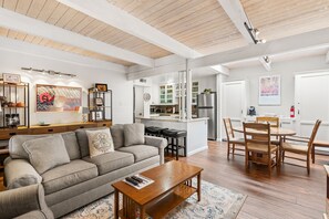 Smart-tv, eldstad och böcker