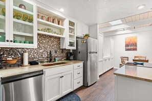 ثلاجة، ميكروويف، فرن، موقد طهي مسطح