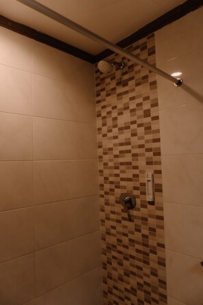 Shower, rainfall showerhead, hair dryer, bathrobes - Puri Dibia Hotel (Kuta)