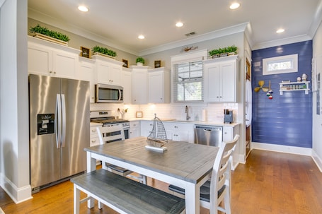 Fridge, microwave, oven, stovetop. Lake Access & Boat Slip: Greenwood Cottage!