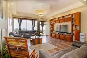 Casa Lama | Living area | 32-inch flat-screen TV with digital channels, pay movies