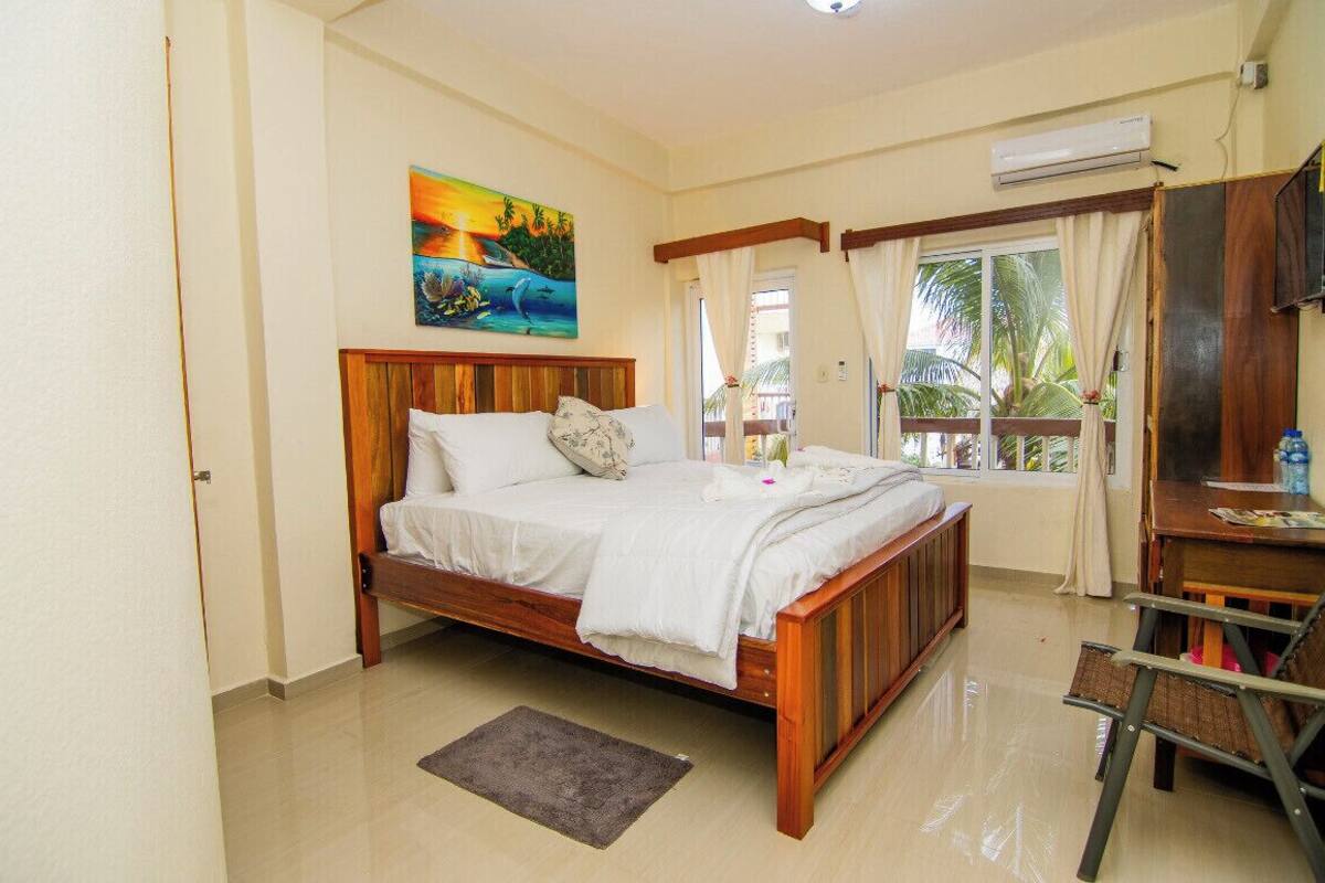 Deluxe Room - Pool View | Safe på rommet, strykejern/-brett og wi-fi (inkludert)