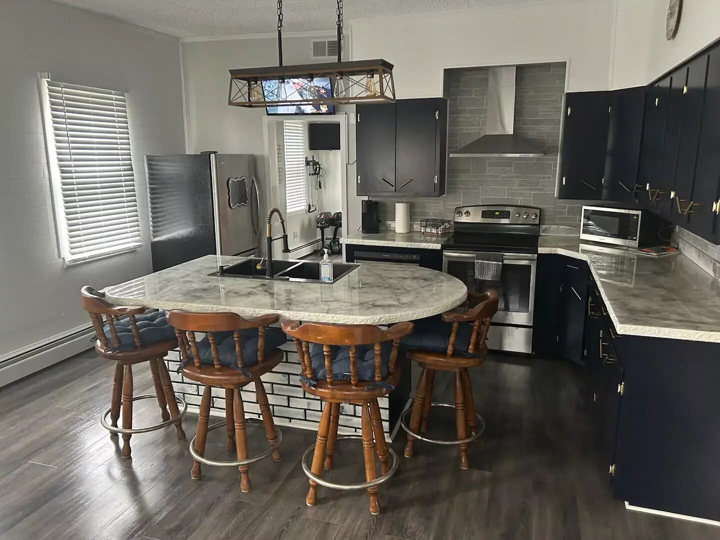 冷蔵庫、電子レンジ、オーブン、コンロ