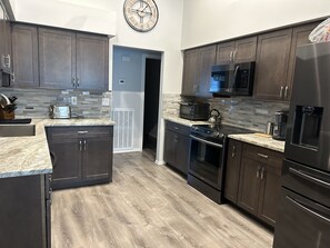 Fridge, microwave, oven, stovetop - Elegant 3 bedroom home overlooking a lake, 5 minutes to beaches, Naples, Mercato (Bonita Springs)