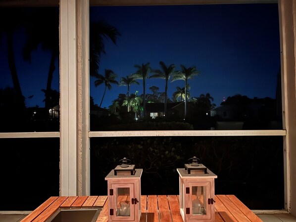 Property grounds - Elegant 3 bedroom home overlooking a lake, 5 minutes to beaches, Naples, Mercato (Bonita Springs)