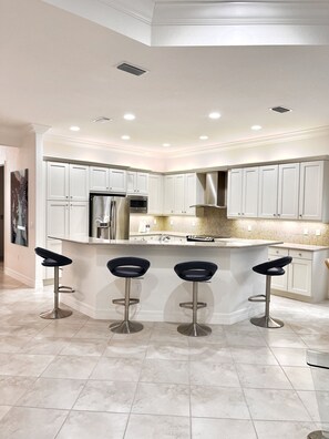 冷蔵庫、電子レンジ、オーブン、コンロ