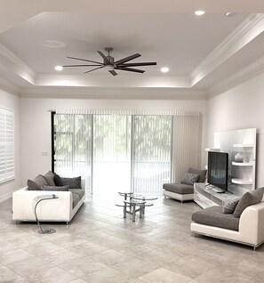 Téléviseur connecté, table de ping-pong