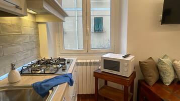 Frigorifero, microonde, forno, piano cottura