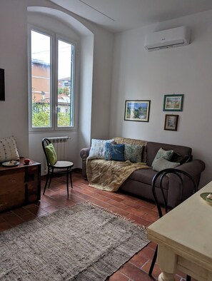 Smart TV, books - Charming La Spezia Apartment, 15 min walk to Train Station (La Spezia)