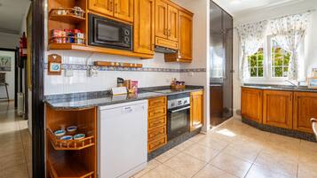 Réfrigérateur, micro-ondes, four, lave-vaisselle