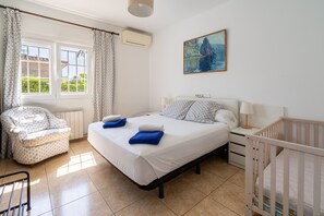 4 bedrooms, iron/ironing board, free WiFi, bed sheets - Migjorn - 10 metres away from the beach (Palma)