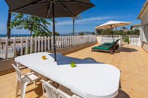 Unclassified image, 2 of 29, button