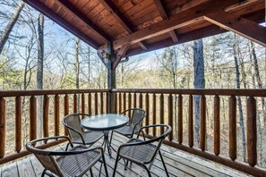 Outdoor dining - 3 Bedroom, Sleeps 10, Close to town w Pool, Hot Tub, Sauna and Game Room! (Sevierville)