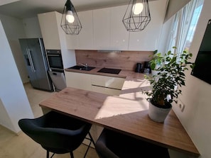 Réfrigérateur, four, plaque de cuisson, lave-vaisselle