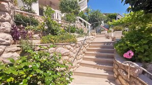 Uma escadaria de pedra que leva a um edifício com varanda.