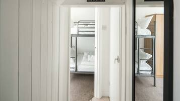 2 bedrooms, WiFi, bed sheets