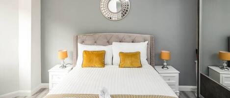 Tabla de planchar con plancha, wifi y ropa de cama