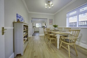 Dining - Super 5 Bedroom Family Friendly Retreat Rustington (Rustington)