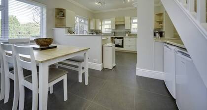 Super 5 Bedroom Family Friendly Retreat Rustington