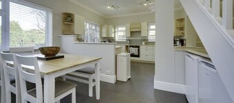 Super 5 Bedroom Family Friendly Retreat Rustington