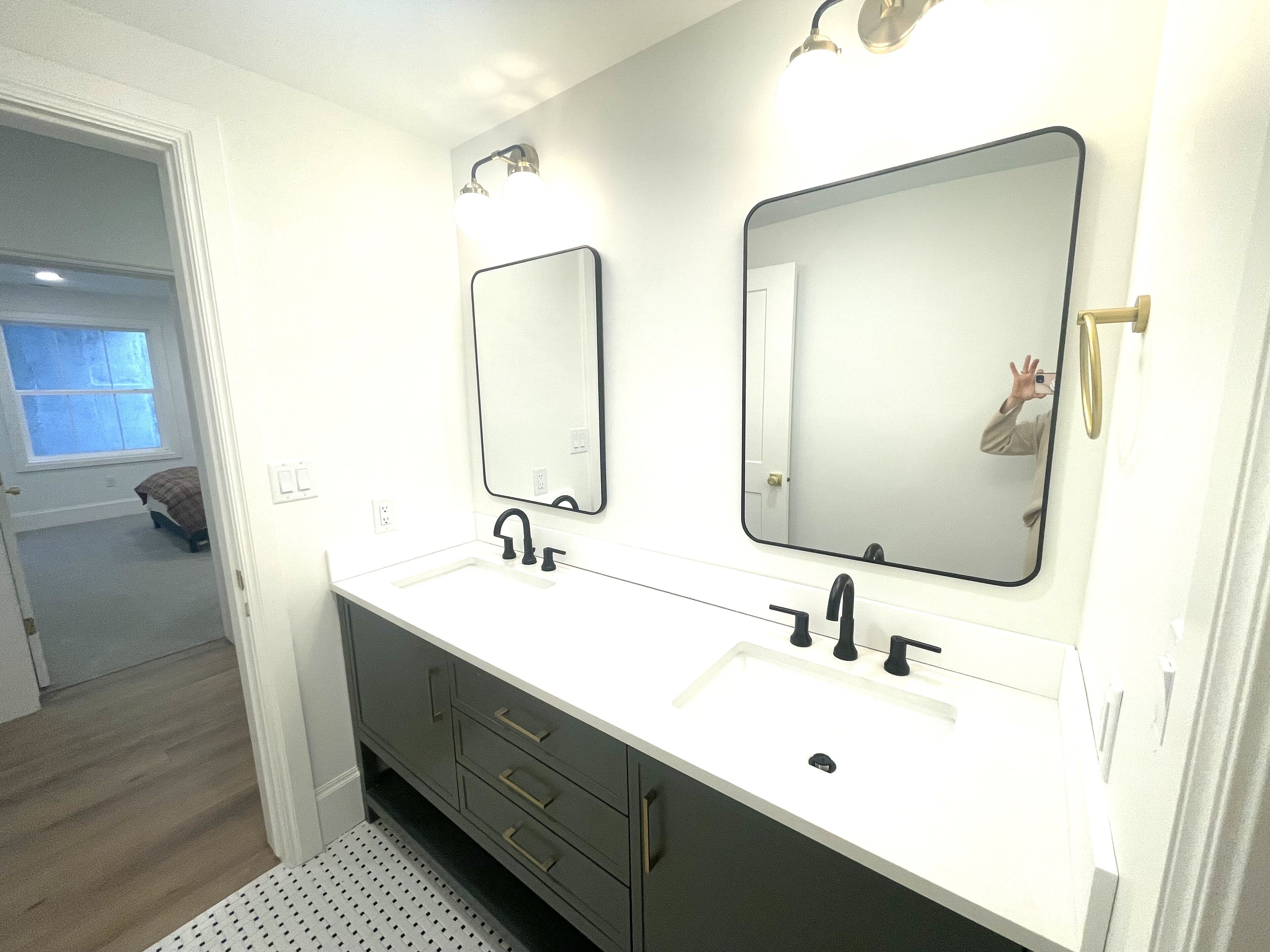 Haartrockner, Handtücher, Seife, Toilettenpapier