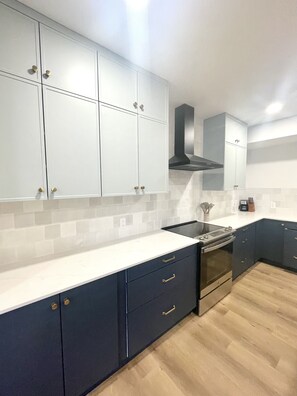 Fridge, microwave, oven, stovetop - Brand NEW modern ski retreat close to Sundance & BYU (Pleasant Grove)