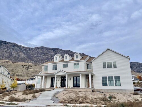 Brand NEW modern ski retreat close to Sundance & BYU