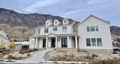 Brand NEW modern ski retreat close to Sundance & BYU