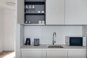 Fridge, microwave, oven, stovetop - Beautiful Mitte 1BR nr Oranienburger Tor, by Blueground (Berlin)