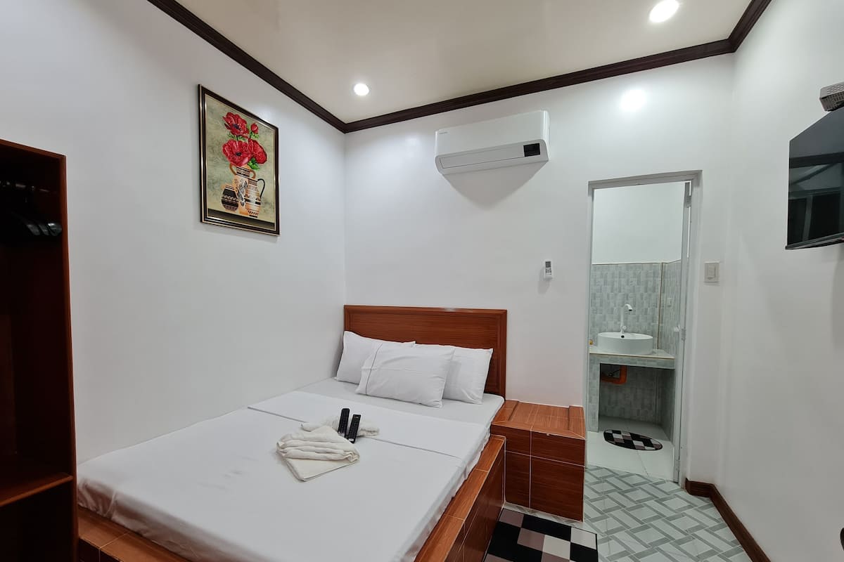 Habitación doble estándar | Tabla de planchar con plancha, wifi gratis y ropa de cama