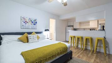 Een bureau, een strijkplank/strijkijzer, reisbedje, gratis wifi