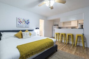 Desk, iron/ironing board, travel cot, free WiFi - Montrose Lovely Studio! Medical Center 30 ⭐️⭐️⭐️⭐️⭐️ (Houston)