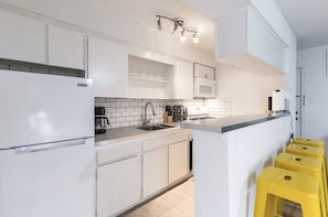 Fridge, microwave, oven, stovetop - Montrose Lovely Studio! Medical Center 30 (Houston)