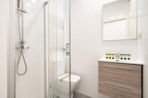 Douche, sèche-cheveux, serviettes fournies