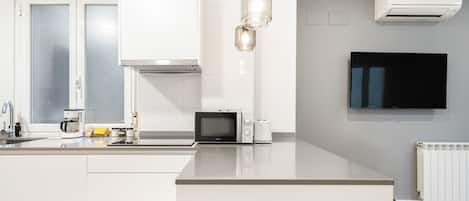 Jääkaappi, mikroaaltouuni, uuni, astianpesukone