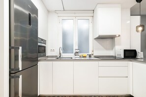 Réfrigérateur, micro-ondes, four, plaque de cuisson