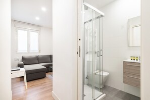 Dusj, hårføner og håndklær