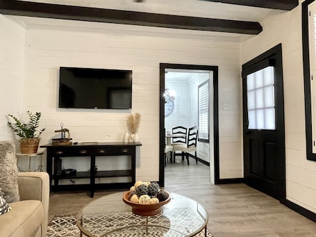 Smart TV. Renovated Calera Farmhouse Home!