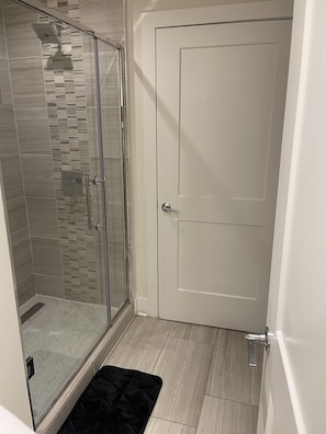 Een haardroger, handdoeken, zeep, toiletpapier