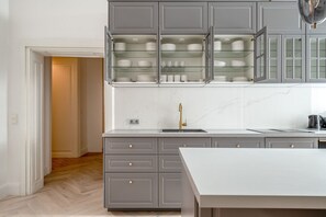 Fridge, microwave, oven, stovetop - Fantastic Innere 3BR, Fully Furnished & Equipped, by Blueground (Vienna)