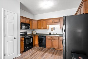 Een koelkast, een magnetron, een oven, een kookplaat