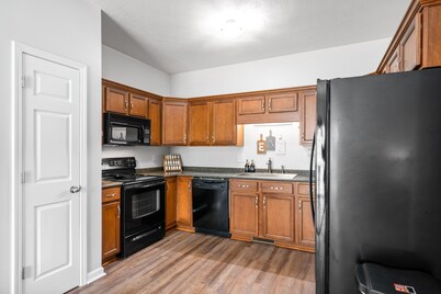 Close to everything in Clarksville and Fort Campbell; Dog-friendly Townhome.