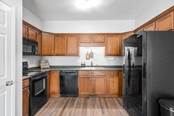 Een koelkast, een magnetron, een oven, een kookplaat