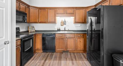 Close to everything in Clarksville and Fort Campbell; Dog-friendly Townhome.
