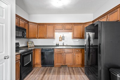 Close to everything in Clarksville and Fort Campbell; Dog-friendly Townhome.