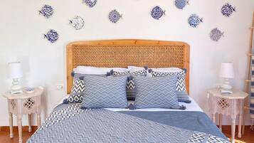 Un dormitorio con una colcha estampada, un cabecero de madera y azulejos decorativos en la pared.