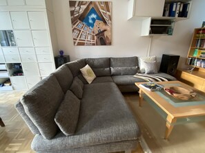 Een smart-tv, videogames, een dvd-speler en tafelvoetbal